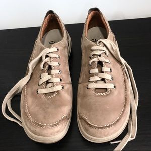 Clarks light brown lace up shoe size 10.5